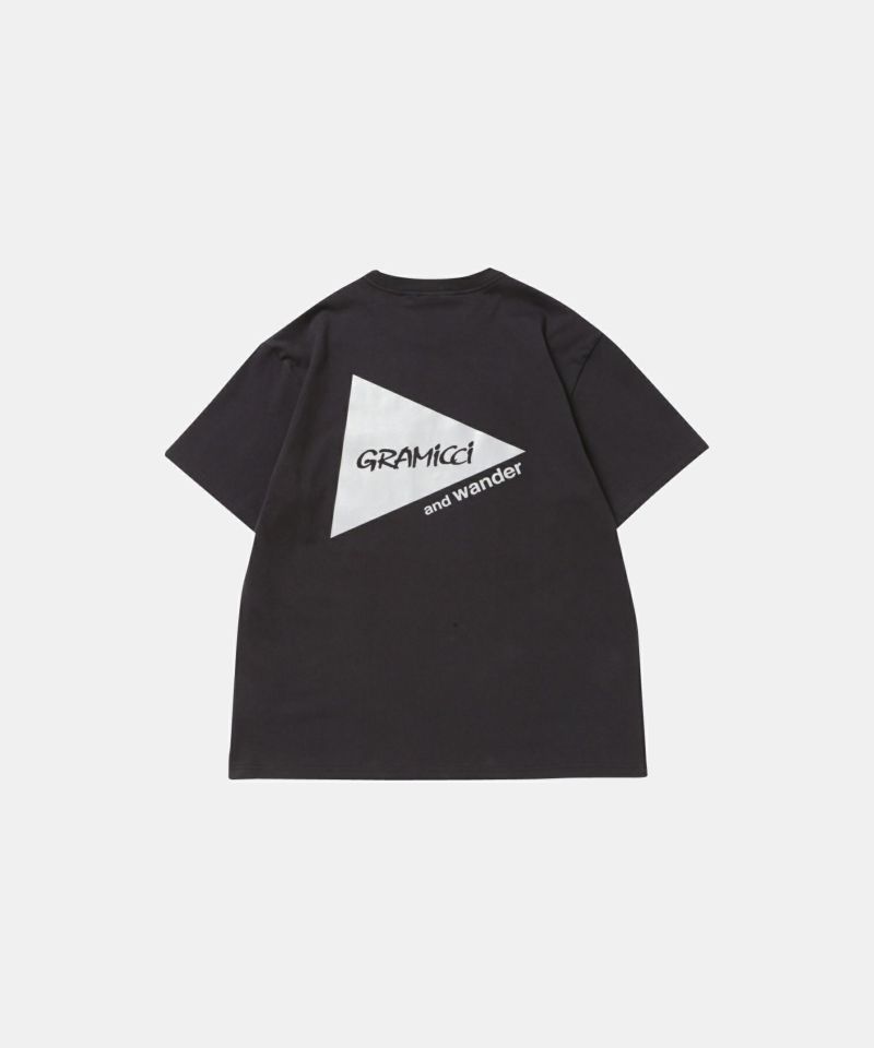 【Gramicci×and wander】BACKPRINT TEE | バックプリントTシャツ | グラミチ 公式通販サイト Gramicci  Online Store